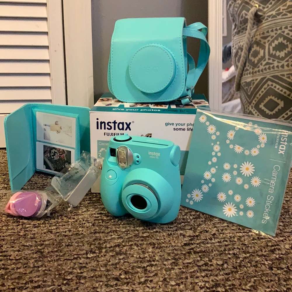 Instax Fujifilm mini 7S brand new! Everything included.